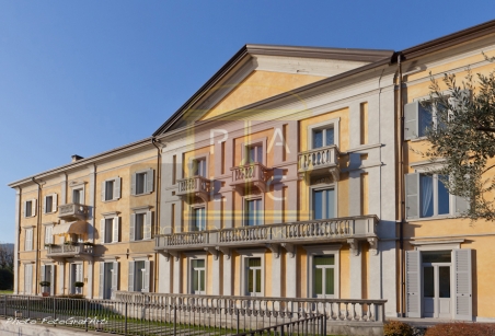 Main facade Office for sale on Lake Como