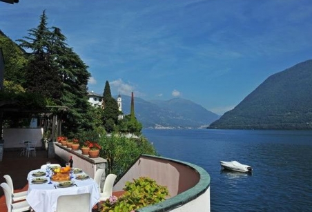 villa and lake view como